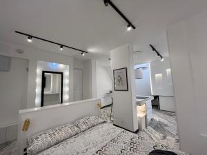 biały pokój z łóżkiem i lustrem w obiekcie BS4 suite Luxury Madrid centro w Madrycie