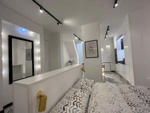 Łóżko lub łóżka w pokoju w obiekcie BS4 suite Luxury Madrid centro