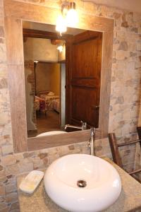La salle de bains est pourvue d'un lavabo et d'un miroir. dans l'établissement La Slitta, à Roure Turin