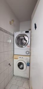 阿爾高地區旺根的住宿－Ferienzimmer in der Altstadt，小型浴室内的洗衣机和烘干机