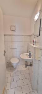 阿爾高地區旺根的住宿－Ferienzimmer in der Altstadt，白色的浴室设有卫生间和水槽。