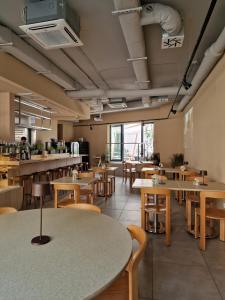um restaurante com mesas e cadeiras e um balcão em Aparthotel InPoint Cracow G15 - Free Underground Parking em Cracóvia