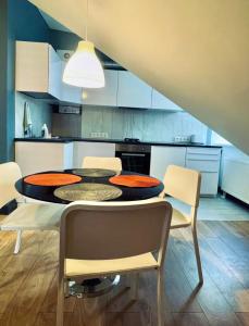 eine Küche mit einem Tisch und Stühlen im Zimmer in der Unterkunft SKY Apartments in Kaunas
