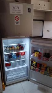 a refrigerator with its door open and food inside at Centrico 07 in General Roca