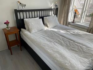 Säng eller sängar i ett rum på Gårdshus - best location in the center of Gränna