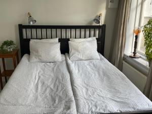 Säng eller sängar i ett rum på Gårdshus - best location in the center of Gränna