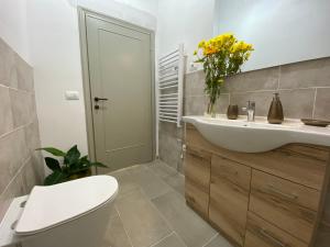 a bathroom with a white sink and a toilet at La Bellavista Decameron View in Certaldo