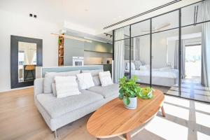 sala de estar con sofá y mesa en Charming 1BR Apt in Authentic Bauhaus Building, en Tel Aviv