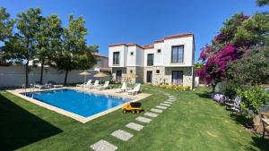 a house with a swimming pool in the yard at La Chance Alaçatı in Alaçatı