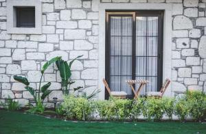 two chairs and a table in front of a building at La Chance Alaçatı in Alaçatı