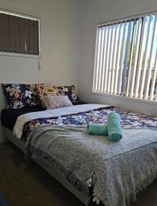 1 dormitorio con 2 camas y ventana grande en Auckland airport holiday home, en Auckland