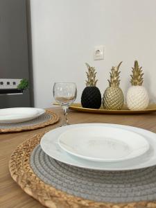 uma mesa com pratos e uma taça de vinho e decorações de ananás em Vespista Boutique em Skiathos Town