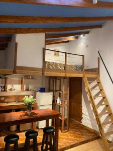a room with a loft bed and a table and chairs at Casas de campo para riders in Urubamba