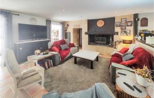 sala de estar con sofá y chimenea en Pet Friendly Home In Aspiran With Outdoor Swimming Pool, en Aspiran