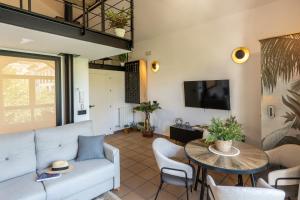 a living room with a couch and a table at Casa el Aguardentero in Alcalá la Real