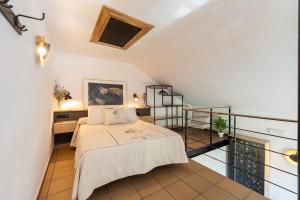 1 dormitorio con 1 cama en una habitación en Casa el Aguardentero, en Alcalá la Real