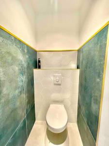 ein Bad mit einem weißen WC in einem Zimmer in der Unterkunft Le Malezi au du village des Pennes Mirabeau in Les-Pennes-Mirabeau