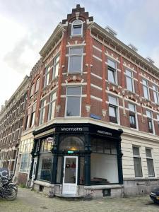 een groot bakstenen gebouw in een stadsstraat bij MyCityLofts in Rotterdam