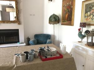 a table with a tray of mugs on it at La Rosa di Tempalta in Roccadaspide