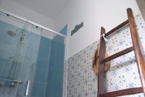ein Bad mit einer Dusche und einer Glastür in der Unterkunft La Rosa di Tempalta in Albanella