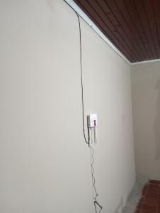 een witte muur met een telefoon in een kamer bij Como en casa in Campo Grande