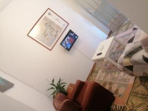 sala de estar con sofá y una foto en la pared en Piso céntrico o grove, en O Grove