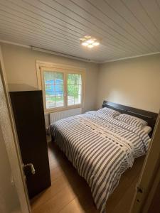 een slaapkamer met een bed en een raam bij Cosy-Cottage in Hechtel-Eksel