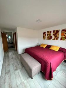 1 dormitorio con 1 cama grande con manta roja en Super Casa en Los Molinos PREVIAJE in 