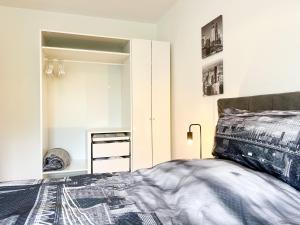 1 dormitorio con cama y armario en New-York Appartment, 2 Zimmer, Zentral Nähe Bahnhof Wilhelmshöhe en Kassel