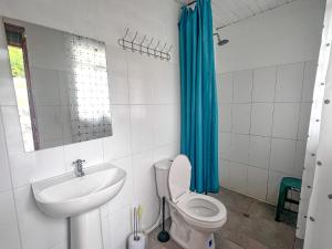 Ванна кімната в Campground Hostal La Bonanza Chez Kika