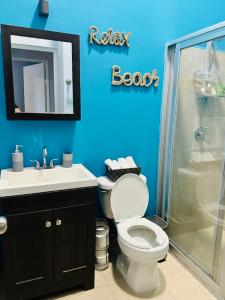 niebieska łazienka z toaletą i prysznicem w obiekcie Casa Puerto Morelos Riviera Maya w mieście Puerto Morelos