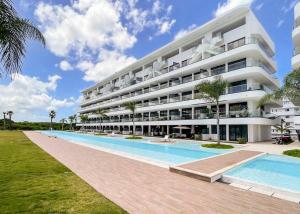 プンタ・カナにあるLuxury Apartment at Cana Rock Star Punta Cana DRのスイミングプール付きのホテルの外観