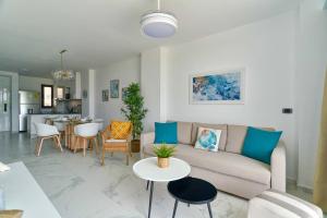 プンタ・カナにあるLuxury Apartment at Cana Rock Star Punta Cana DRのソファとテーブルのあるリビングルーム