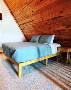 Cama ou camas em um quarto em An A-Frame Home, Away From Home