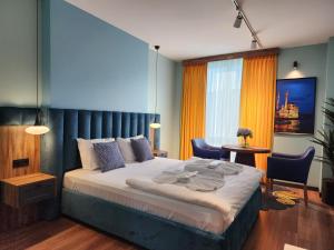 um quarto com uma cama, uma mesa e cadeiras em Blue ski 14 em Istambul