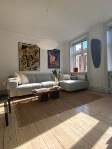 a living room with a couch and a coffee table at Lejlighed indre København tæt ved Hovedbanegården. in Copenhagen