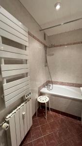 a bathroom with a tub and a table in it at T2 spacieux lumineux TIGNES VAL CLARET in Tignes