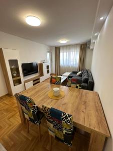 ein Wohnzimmer mit einem Holztisch und einem Sofa in der Unterkunft Apartman 24 in Ledine