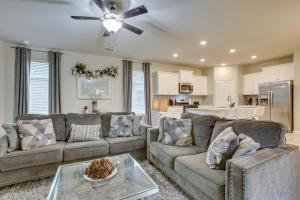 Una sala de estar con dos sofás y un ventilador de techo. en Baton Rouge Vacation Rental 5 Mi to LSU!, en Baton Rouge