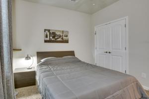 Un dormitorio blanco con una cama y una puerta blanca. en Baton Rouge Vacation Rental 5 Mi to LSU!, en Baton Rouge 28 fotos más