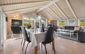 een eetkamer en een woonkamer met een tafel en stoelen bij Stunning Home In Sydals With Wifi in Skovby