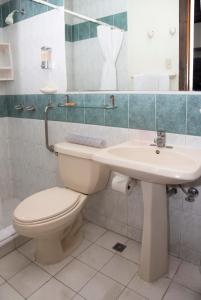 a bathroom with a toilet and a sink at Hotel Villa Serena Escalon in San Salvador