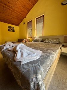 A bed or beds in a room at La Kameya