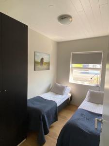 Zimmer mit 2 Betten und einem Fenster in der Unterkunft Strýta 4 in Ölfus