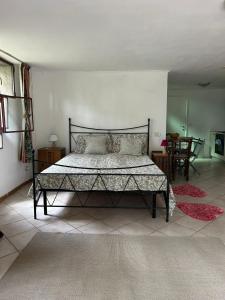 1 dormitorio con 1 cama grande en una habitación en Open Space nel Parco con parcheggio gratuito, en Florencia