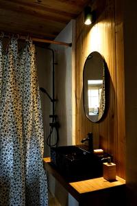 Sant Jordi Desvalls的住宿－CAN TAT, Loft in a old coach house，一间带水槽和镜子的浴室