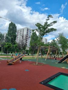 - une aire de jeux dans un parc avec balançoire dans l'établissement 21 Residence Studio, à Bucarest
