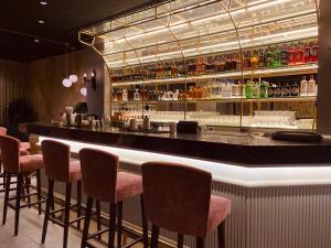 um bar com bancos cor-de-rosa num restaurante em Hotel El Prado em Barranquilla mais 37 fotografias