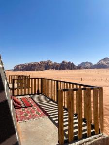 een houten terras midden in de woestijn bij Desert's Soul Wadi Rum in Disah