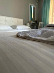 A bed or beds in a room at La Kameya